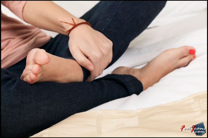 Beautiful-Alexis-barefoot-on-the-bed-03