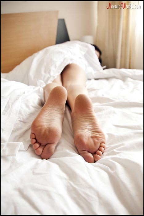 barefoot-in-bed-10